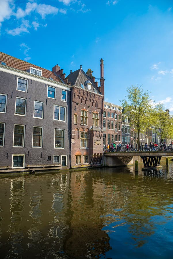 Historisk bro över kanalen i Amsterdam, Holland royaltyfria bilder Historisk bro över kanalen i Amsterdam, Holland royaltyfria bilder