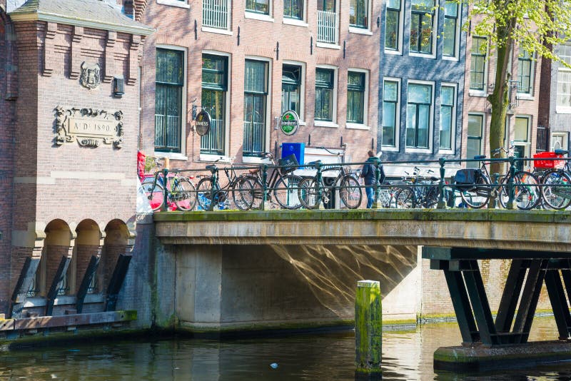 Historisk bro över kanalen i Amsterdam, Holland royaltyfri bild Historisk bro över kanalen i Amsterdam, Holland royaltyfri bild
