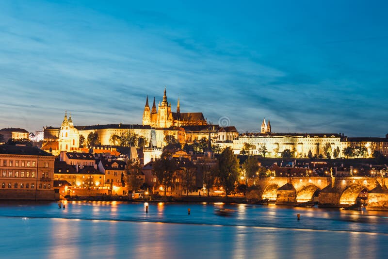Historisk mitt av den härliga solnedgången för Prague durin med slotten, Hradcany, Tjeckien arkivfoto Historisk mitt av den härliga solnedgången för Prague durin med slotten, Hradcany, Tjeckien arkivfoto