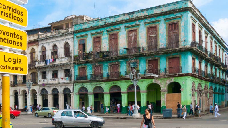 Historisk mitt av sikten för havana paseomarti royaltyfri foto Historisk mitt av sikten för havana paseomarti royaltyfri foto