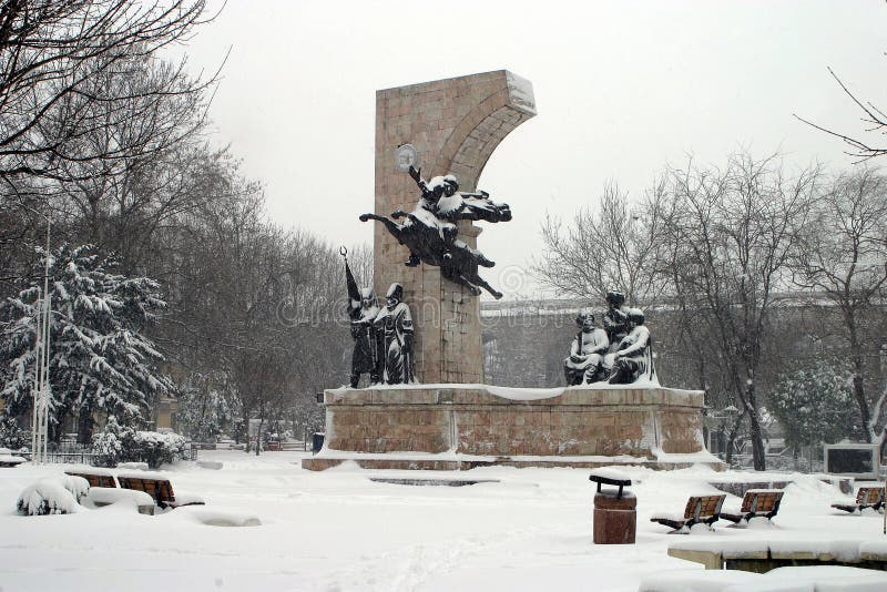 Historisk monument på en snöig dag royaltyfria bilder Historisk monument på en snöig dag royaltyfria bilder