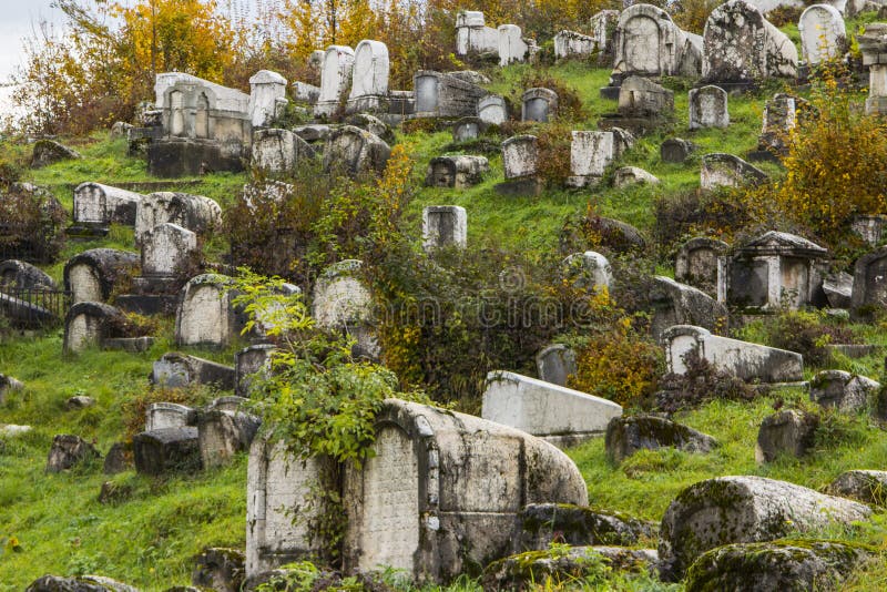Historisk övergiven judisk kyrkogård i Sarajevo stämma överens områdesområden som Bosnien gemet färgade greyed herzegovina inklud
