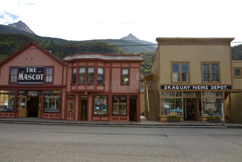Historiska byggnader längs den Broadway gatan i Skagway, AK royaltyfria bilder