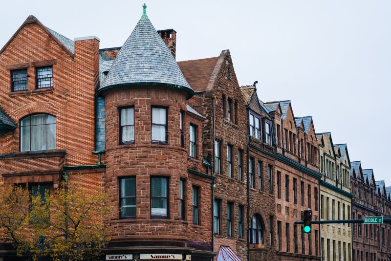 Historiska byggnader på genomskärningen av Charles Street och den Biddle gatan, i Mount Vernon, Baltimore, Maryland arkivbild