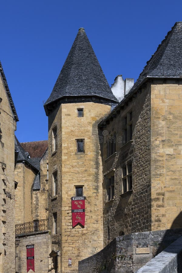 Historiska byggnader - Sarlat - Frankrike royaltyfria foton
