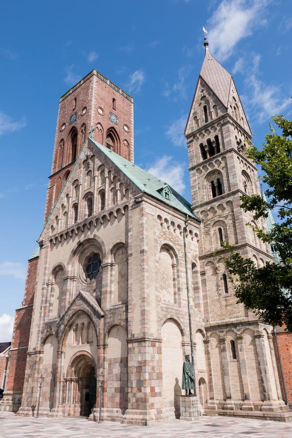 Historiska Domkirke-katedralen I den traditionella historiska byn Ribe på Jutland i Danmark royaltyfria bilder Historiska Domkirke-katedralen I den traditionella historiska byn Ribe på Jutland i Danmark royaltyfria bilder