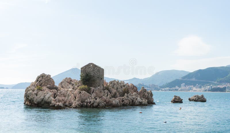 Historiska dragningar Panoramautsikter i Budva, Montenegro Pittoresk sommarsikt av den Adriatiska havet seacoasten i Budva Rivier fotografering för bildbyråer Historiska dragningar Panoramautsikter i Budva, Montenegro Pittoresk sommarsikt av den Adriatiska havet seacoasten i Budva Rivier fotografering för bildbyråer