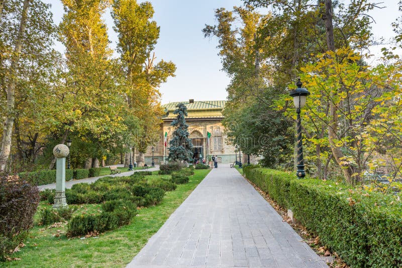 Historiskt byggande av det gröna palatshahvandhuset för iranska besökare som går i det sadabadpalatskomplex som byggts av qajar oc royaltyfri foto