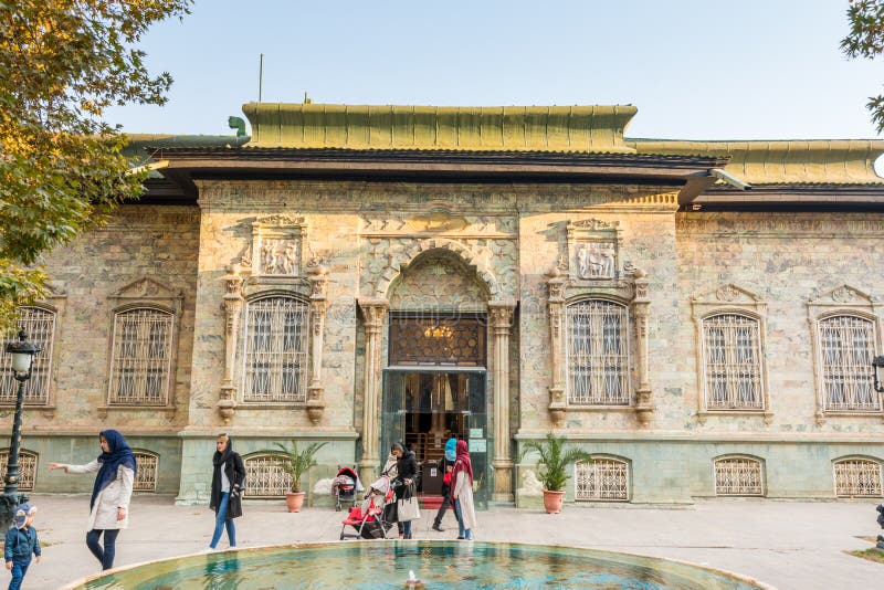 Historiskt byggande av det gröna palatshahvandhuset för iranska besökare som går i det sadabadpalatskomplex som byggts av qajar oc royaltyfri bild
