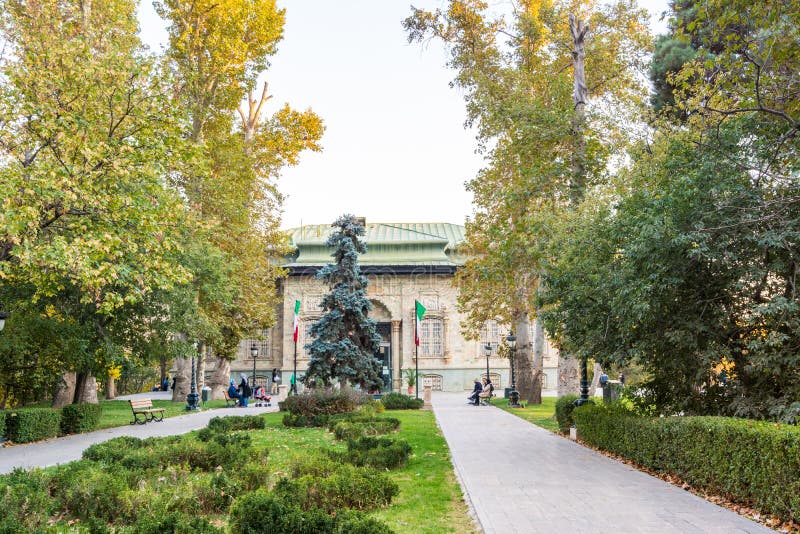 Historiskt byggande av det gröna palatshahvandhuset för iranska besökare som går i det sadabadpalatskomplex som byggts av qajar oc arkivfoton