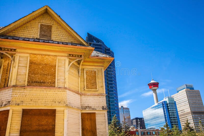 Historiskt hus framme av horisonten av Calgary royaltyfria foton Historiskt hus framme av horisonten av Calgary royaltyfria foton