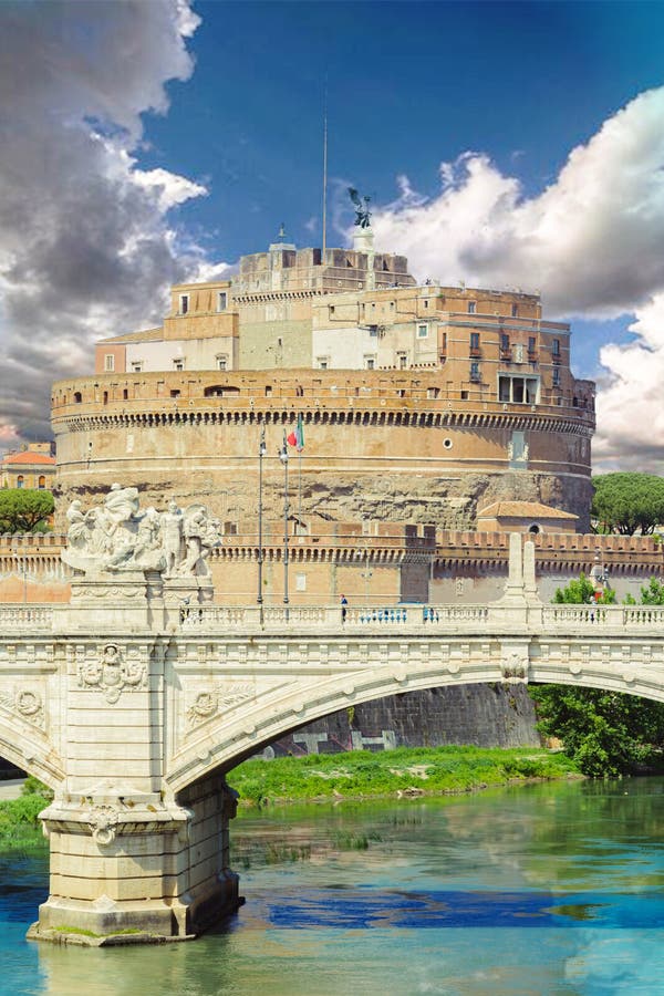 Historyczna architektura rzymska castel santangelo odbita na tybecie zdjęcia stock