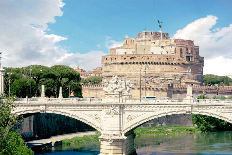 Historyczna architektura rzymska castel santangelo odbita na tybecie zdjęcie stock