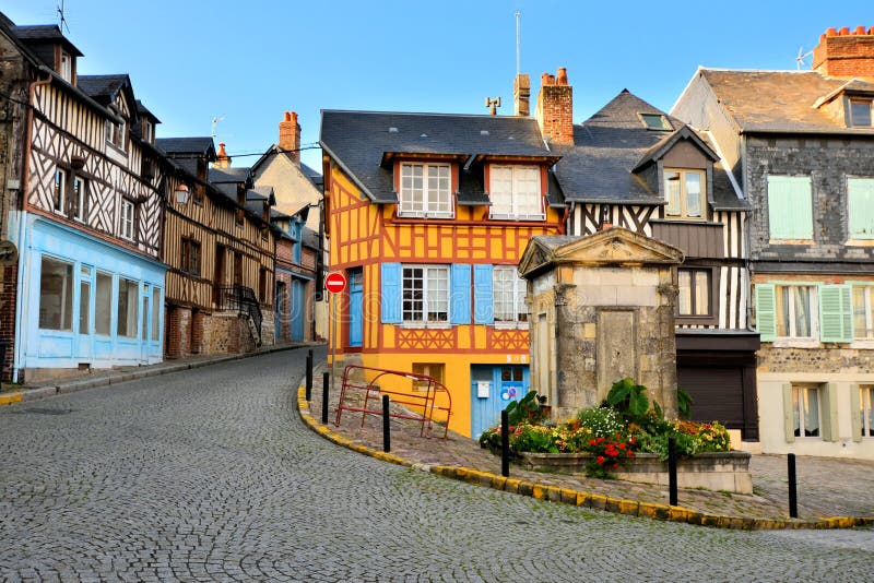 Historyczna połówka cembrował budynki w Honfleur, Francja zdjęcie stock