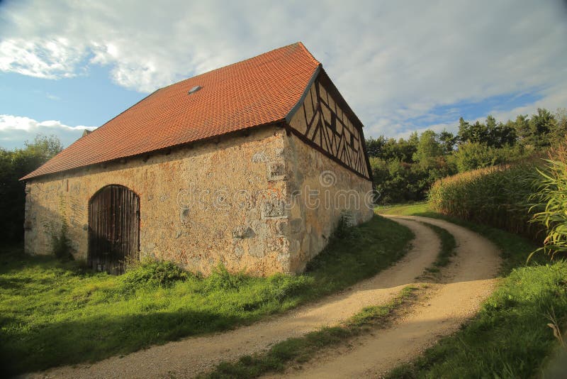 Historyczna połówka cembrował stajnię w Pfaffenhofen, Górny Palatinate, Niemcy obrazy royalty free
