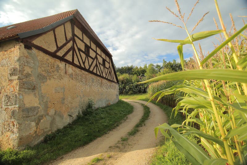 Historyczna połówka cembrował stajnię w Pfaffenhofen, Górny Palatinate, Niemcy obraz stock