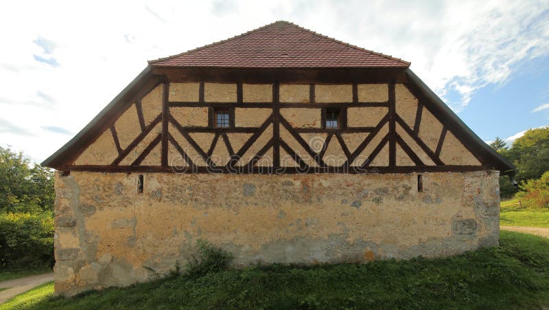 Historyczna połówka cembrował stajnię w Pfaffenhofen, Górny Palatinate, Niemcy obraz stock