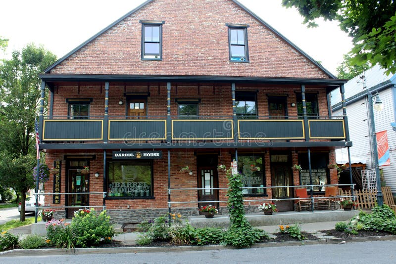 Historyczny budynek teraz mieści popularną restaurację Lufowy dom, Beekman ulica, Saratoga Skacze, Nowy Jork, 2018 zdjęcie stock Historyczny budynek teraz mieści popularną restaurację Lufowy dom, Beekman ulica, Saratoga Skacze, Nowy Jork, 2018 zdjęcie stock