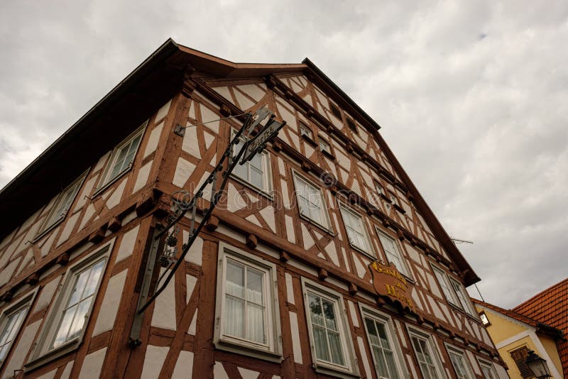 Historyczny dom i restauracja hirsch w niemieckiej dolinie wina zdjęcia stock