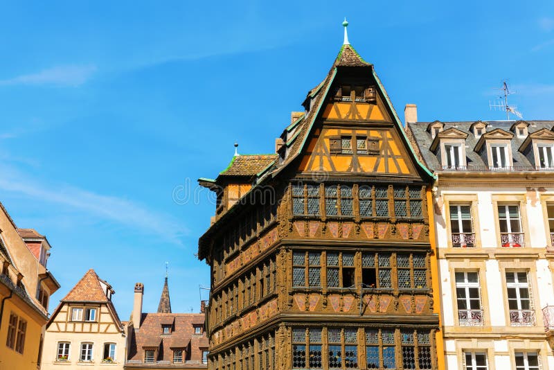 Historyczny dom w połowie drewniany w strasburgu francji zdjęcia stock
