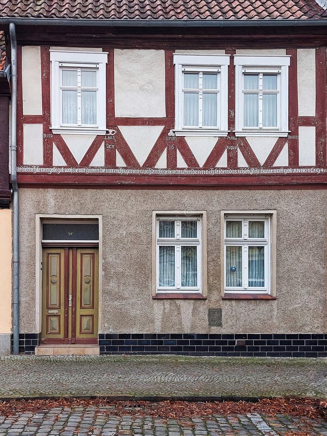 Historyczny halfwood house in gardelegen. jest notowany jako pomnik i ma nierozszyfrowany starszy niemiecki napis z 1694 r..