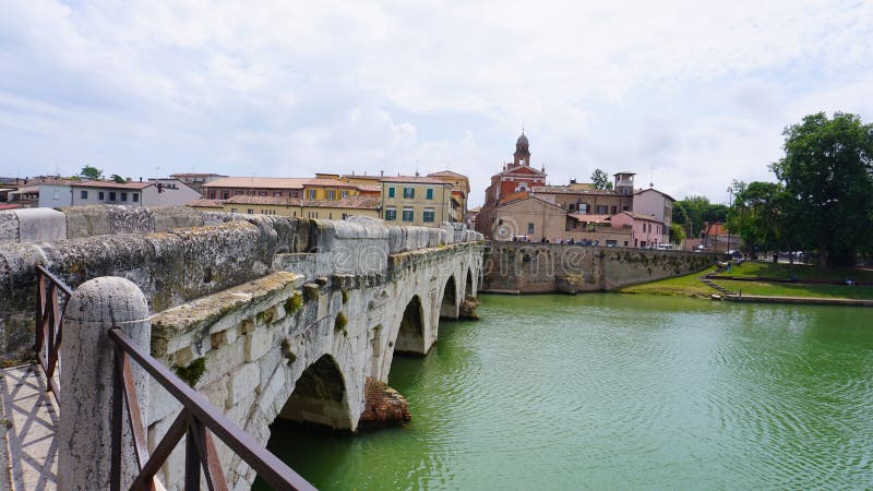 Historyczny most tyberyjski nad rzeką marecchia we włochach rymini. Historyczny most tyberius roman nad rzeką marecchia w rimini we włoszech