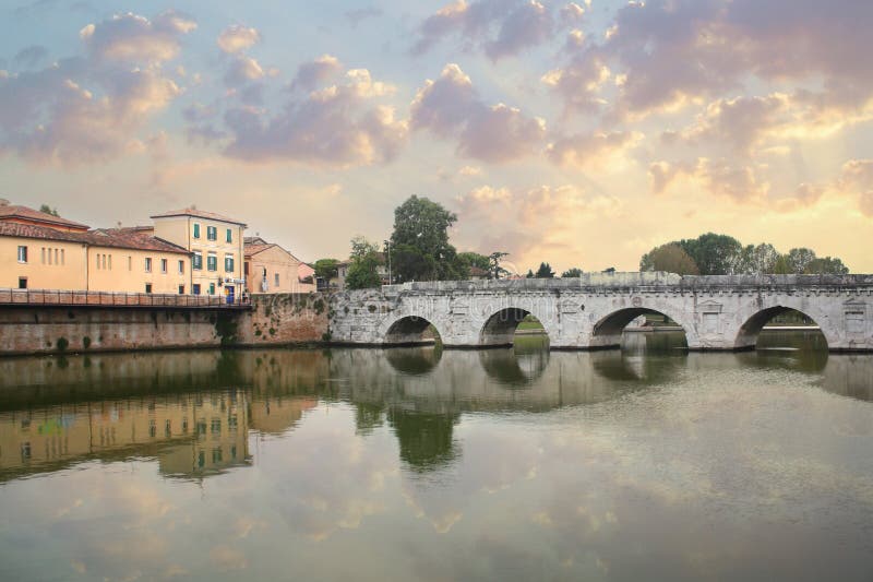 Historyczny most tyberyjski nad rzeką Marecchia we Włoszech Rimini zdjęcie stock