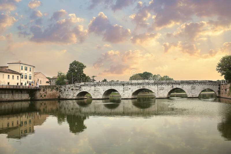 Historyczny most tyberyjski nad rzeką Marecchia we Włoszech Rimini fotografia stock