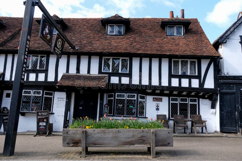 Historyczny pub w połowie drewniany tudor nazwał głowę królowej w pinner high street pinner middlesex uk fotografia stock