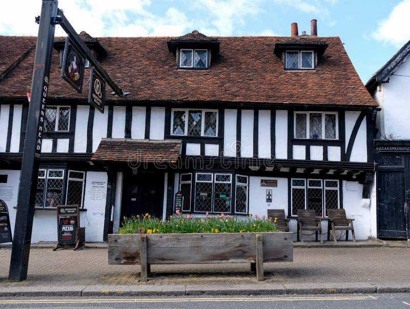Historyczny pub w połowie drewniany tudor nazwał głowę królowej w pinner high street pinner middlesex uk fotografia stock