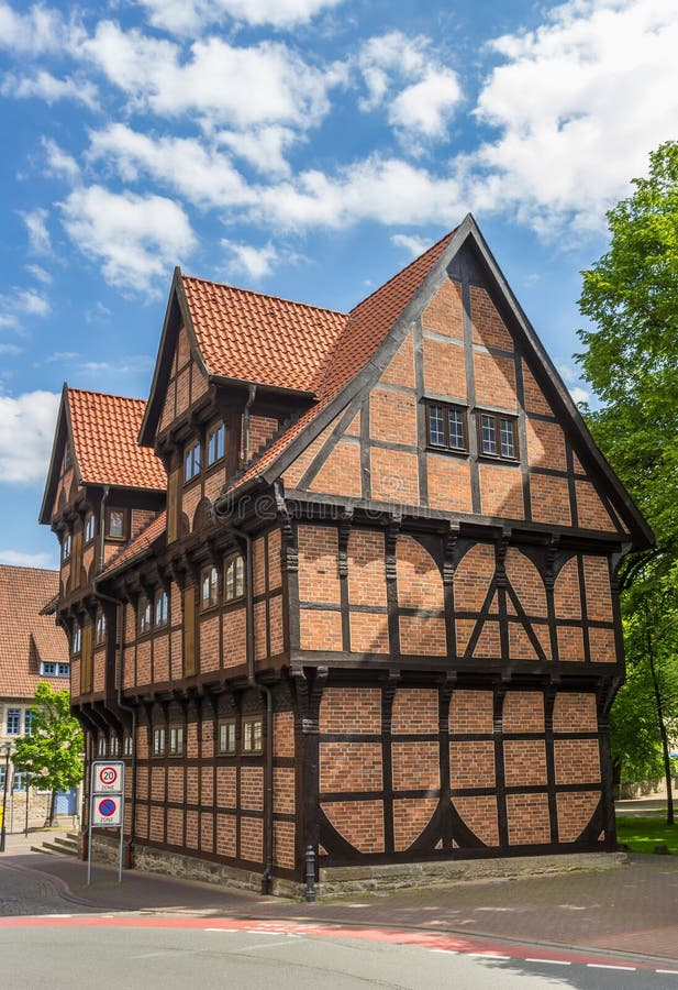 Historyczny ryglowy bulding Amtspforte w centrum Stadt obraz stock