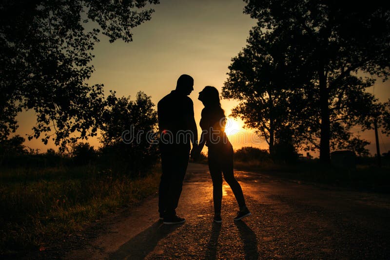 História de amor Pares no por do sol Silhueta imagens de stock História de amor Pares no por do sol Silhueta imagens de stock