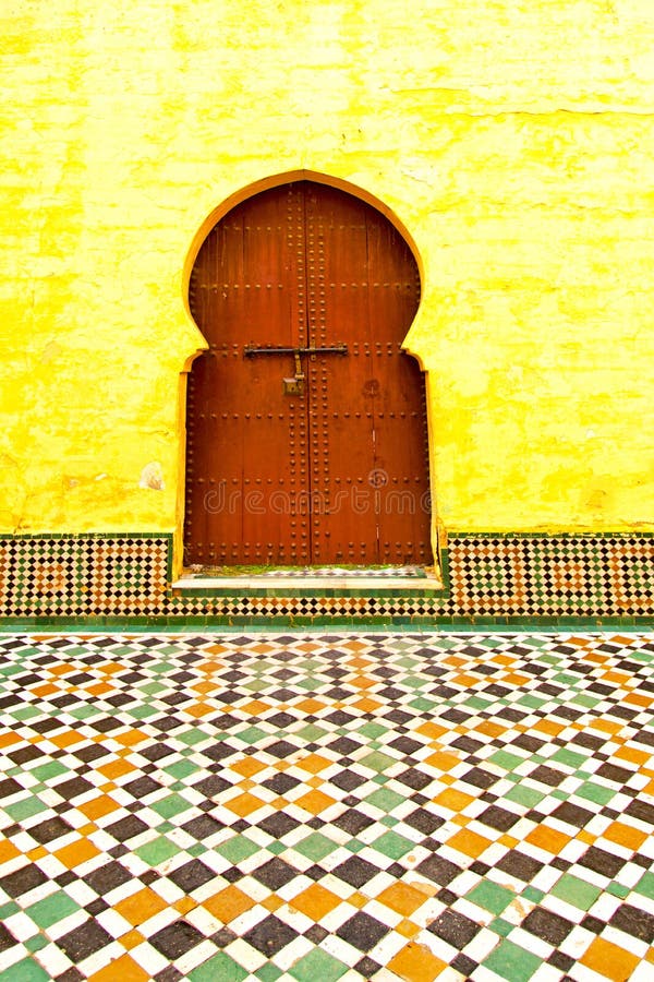 Histórico en la madera antigua de África del estilo de Marruecos de la puerta del edificio fotos de archivo Histórico en la madera antigua de África del estilo de Marruecos de la puerta del edificio fotos de archivo