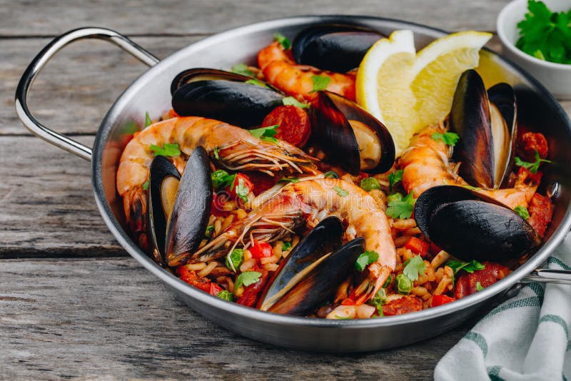 Hiszpański owoce morza paella z mussels, garnelami i chorizo kiełbasami w tradycyjnej niecce, obraz stock Hiszpański owoce morza paella z mussels, garnelami i chorizo kiełbasami w tradycyjnej niecce, obraz stock