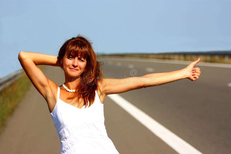 hitchhiking женщина стоковая фотография rf hitchhiking женщина стоковая фотография rf