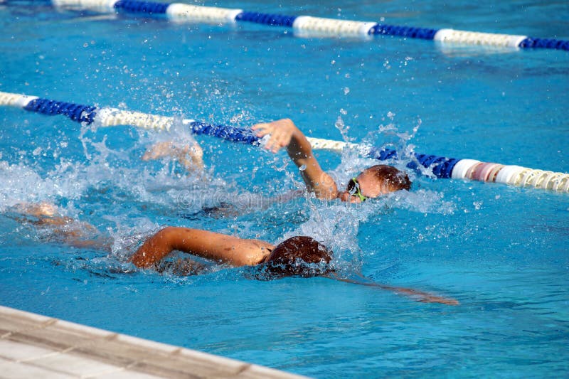 Hitze von Kindern im Swimmingpool stockbilder Hitze von Kindern im Swimmingpool stockbilder
