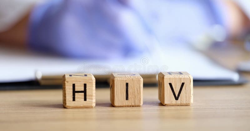 Hiv текст на кубах на фоне рабочего доктора видеоматериал