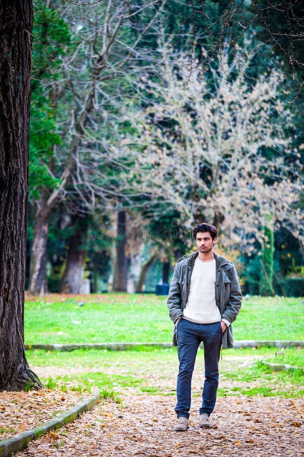 Hiver d'automne d'hommes de mode Jeune homme dehors au parc photos libres de droits Hiver d'automne d'hommes de mode Jeune homme dehors au parc photos libres de droits