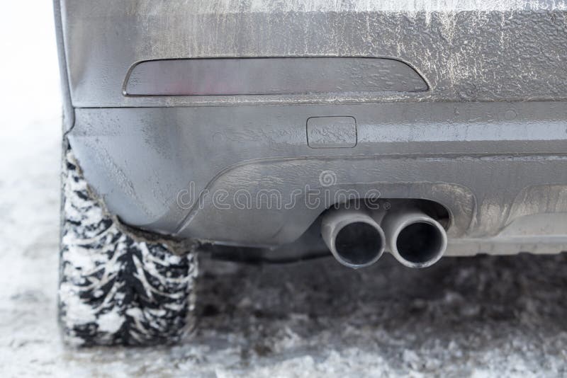 Hiver De Fumée De Voiture De Pot D'échappement Photo stock - Image du tuyau,  poussière: 66680194