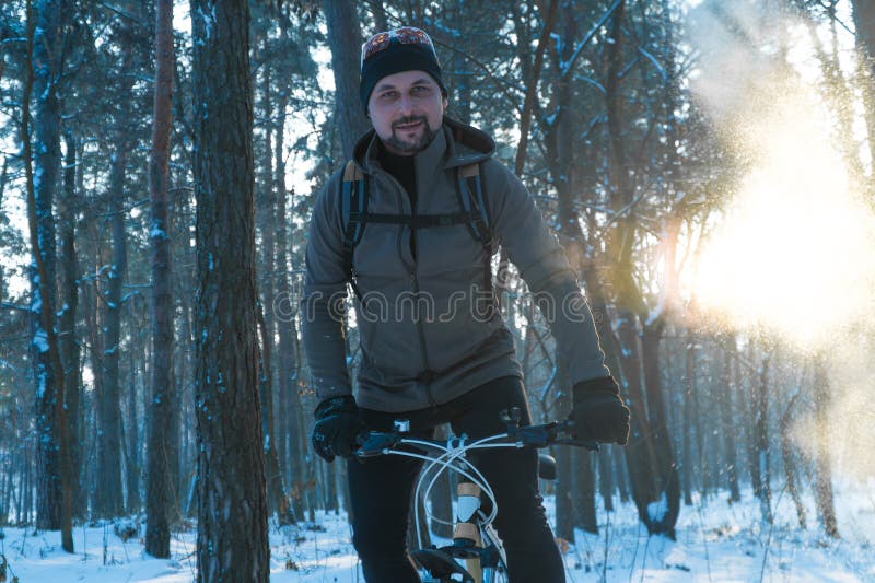 Hiver de vélo Hiver de sports Homme sur un vélo photo libre de droits Hiver de vélo Hiver de sports Homme sur un vélo photo libre de droits