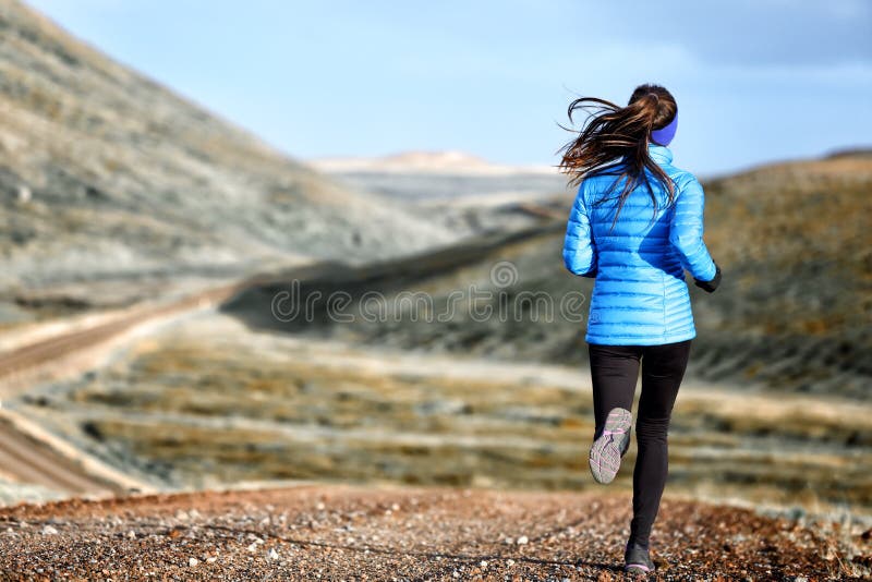 Hiver et automne de femme se déchargeant dans la veste photographie stock libre de droits Hiver et automne de femme se déchargeant dans la veste photographie stock libre de droits