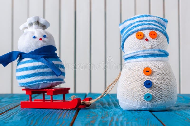 Hiver, Noël - famille faite main heureuse de bonhomme de neige photographie stock libre de droits Hiver, Noël - famille faite main heureuse de bonhomme de neige photographie stock libre de droits