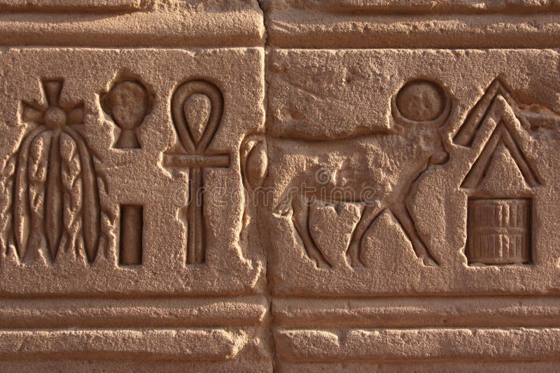 Hiéroglyphe chez Philae. Philae est une île dans le fleuve de Nil et le site précédent d'un composé égyptien de temple en Egypte méridionale. Le composé a été démantelé et replacé à une île avoisinante dans la connexion au projet de l'UNESCO commencée en raison de la construction du haut barrage, après avoir été en partie noyé par le premier barrage d'Aswan pour le demi-siècle.