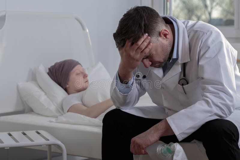 Hjälplöst doktors- och cancerbarn royaltyfri foto Hjälplöst doktors- och cancerbarn royaltyfri foto