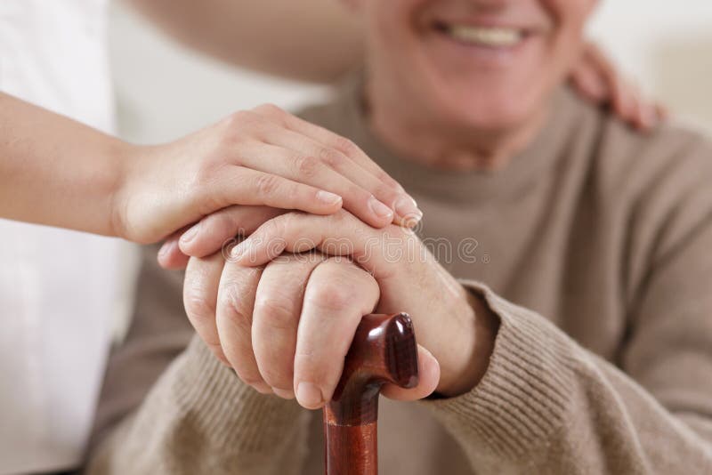 Hjälpsam vårdare och lycklig gamal man arkivfoto Hjälpsam vårdare och lycklig gamal man arkivfoto
