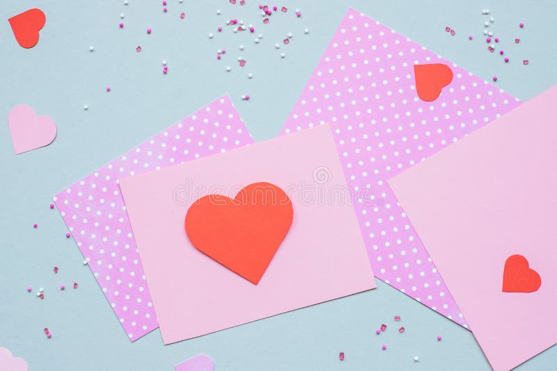 Hjärta för två rosa färg Valentinkortet med hjärta och hantverket skyler över brister på den blåa bakgrunden arkivbild Hjärta för två rosa färg Valentinkortet med hjärta och hantverket skyler över brister på den blåa bakgrunden arkivbild