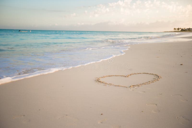 Hjärta målade i vit sand på en tropisk strand arkivfoto Hjärta målade i vit sand på en tropisk strand arkivfoto