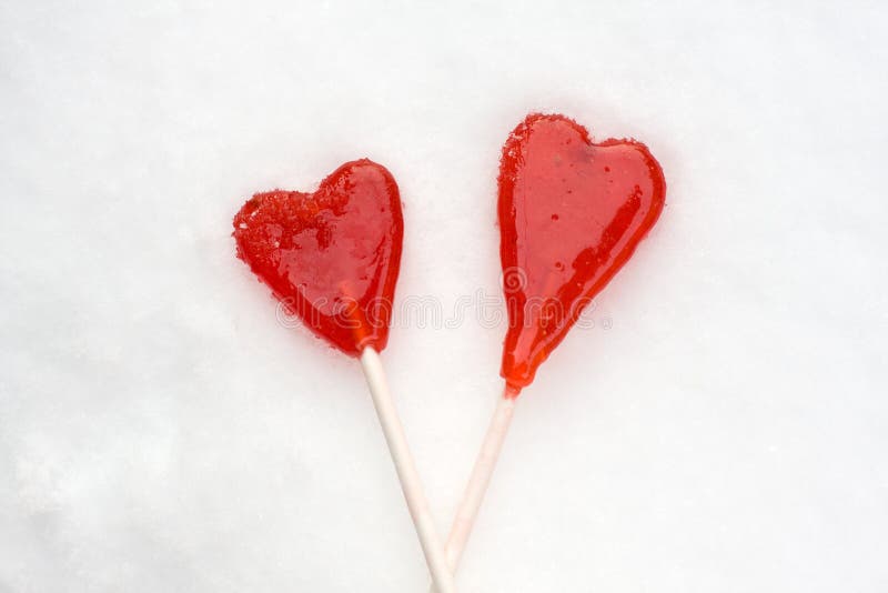 Hjärta två formar röda klubbor på snowen