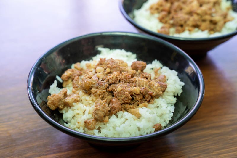 Hjärtat kött över kokt ris, berömt och utsökt gatumat i Taiwan royaltyfria bilder