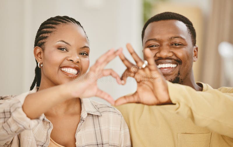 Hjärthänder och par med porträtt i hemmet för romantik och engagemang i äktenskap med leende. afrikansk arkivbilder